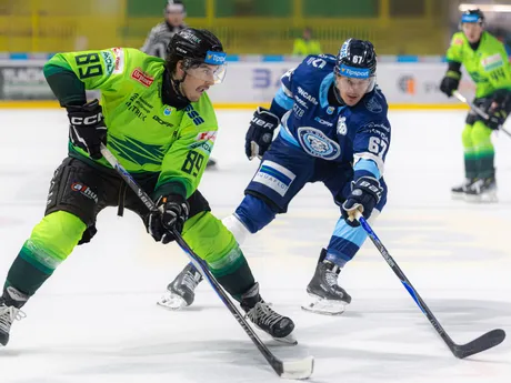 Daniel Vladimír Tkáč (Žilina) a Matej Paulovič (Nitra) bojujú o puk  v zápase 1. kola hokejovej Tipos extraligy.