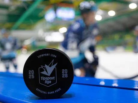 Oficiálny hrací puk pred zápasom 1. kola hokejovej Tipos extraligy Vlci Žilina - HK Nitra.