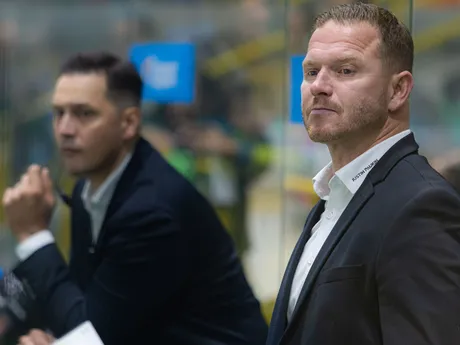 Hlavný tréner tímu Vlci Žilina Milan Bartovič  sleduje zápas 1. kola hokejovej Tipos extraligy Vlci Žilina - HK Nitra.