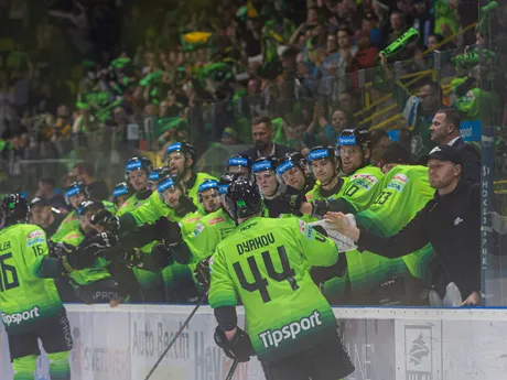 Hráči Žiliny sa radujú z gólu počas zápasu 1. kola hokejovej Tipos extraligy Vlci Žilina - HK Nitra. 