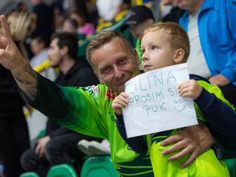 Ganúšikovia Žiliny povzbudzujú počas zápasu 1. kola hokejovej Tipos extraligy Vlci Žilina - HK Nitra.