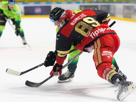 Ryder Korczak (Žilina) a Filips Buncis (Prešov) bojujú o puk v zápase 3. kola Tipsport ligy.