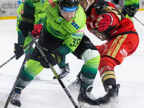 Brendan Ranford (Žilina) a Filips Buncis (Prešov) bojujú o puk v zápase 3. kola Tipsport ligy.