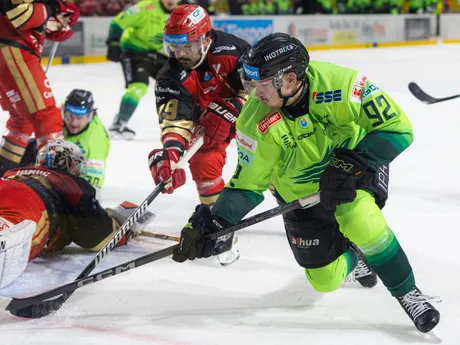 Jakub Kolenič (Žilina) a Dante Hannoun (Prešov) bojujú o puk v zápase 3. kola Tipsport ligy.