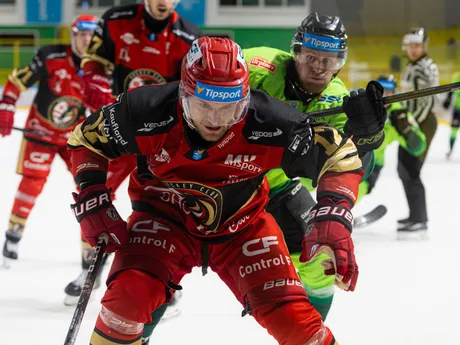 Miroslav Mucha (Žilina) a Martin Semaňák (Prešov) bojujú o puk v zápase 3. kola Tipsport ligy.