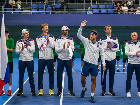 Daviscupový tím Slovenska zľava Michal Krajčí, Miloš Karol, Norbert Gombos, Alex Molčan, Lukáš Klein a kapitán tímu Slovenska Tibor Tóth zdravia divákov pred úvodnými dvojhrami v rámci duelu 1. svetovej skupiny Davisovho pohára Slovensko - Kolumbia.