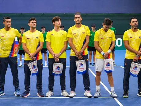 Daviscupový tím Kolumbie sprava  kapitán tímu Kolumbie Alejandro Falla, hráči Adriá Soriano Barrera, Nicolás Mejiá, Alejandro Falla, Miguel Tobón, Nicolás Barrientos a Cristian Rodríguez.