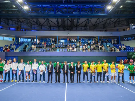 Daviscupové tímy Slovenska (vľavo) a Kolumbie pózujú pred úvodnými dvojhrami.