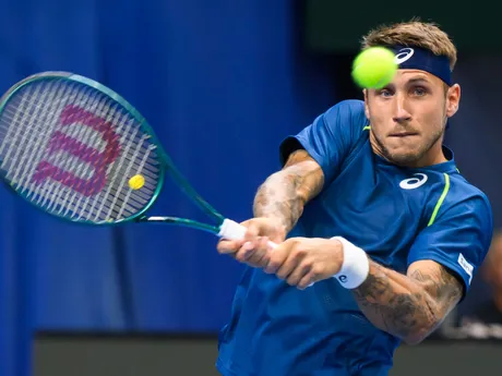 Alex Molčan odvracia úder Nicolásovi Mejiáovi počas úvodnej dvojhry v rámci duelu 1. svetovej skupiny Davisovho pohára Slovensko - Kolumbia.