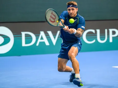 Alex Molčan odvracia úder Nicolásovi Mejiáovi počas úvodnej dvojhry v rámci duelu 1. svetovej skupiny Davisovho pohára Slovensko - Kolumbia.