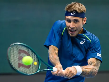 Alex Molčan odvracia úder Nicolásovi Mejiáovi počas úvodnej dvojhry v rámci duelu 1. svetovej skupiny Davisovho pohára Slovensko - Kolumbia.