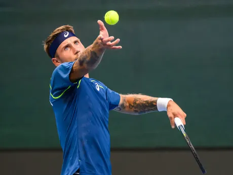 Alex Molčan podáva proti Nicolásovi Mejiáovi počas úvodnej dvojhry v rámci duelu 1. svetovej skupiny Davisovho pohára Slovensko - Kolumbia.