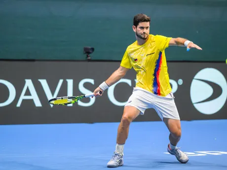 Nicolás Mejiá podáva proti Alexovi Molčanovi počas úvodnej dvojhry v rámci duelu 1. svetovej skupiny Davisovho pohára Slovensko - Kolumbia.