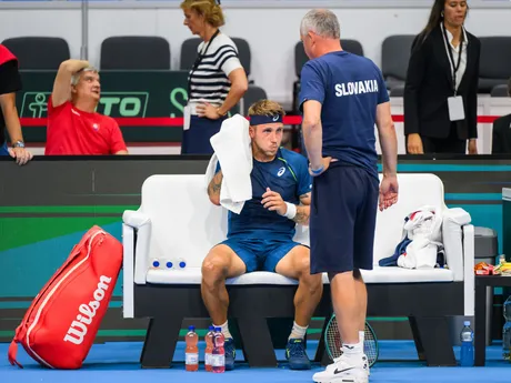 Na snímke zľava slovenský daviscupový reprezentant Alex Molčan a kapitán tímu Slovenska Tibor Tóth počas prestávky v úvodnej dvojhre  proti tenistovi Kolumbie Nicolásovi Mejiáovi v rámci duelu 1. svetovej skupiny Davisovho pohára Slovensko - Kolumbia.