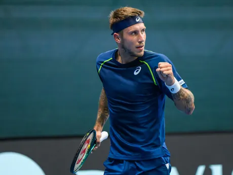 Na snímke slovenský daviscupový reprezentant Alex Molčan reaguje po víťaznej výmene proti tenistovi Kolumbie Nicolásovi Mejiáovi v úvodnej dvojhre v rámci duelu 1. svetovej skupiny Davisovho pohára Slovensko - Kolumbia.