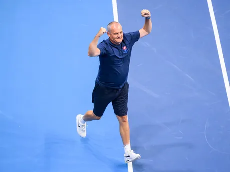 Na snímke kapitán tímu Slovenska Tibor Tóth sa tešípo výhre slovenského daviscupového reprezentanta Alexa Molčana proti tenistovi Kolumbie Nicolásovi Mejiáovi v úvodnej dvojhre v rámci duelu 1. svetovej skupiny Davisovho pohára Slovensko - Kolumbia.