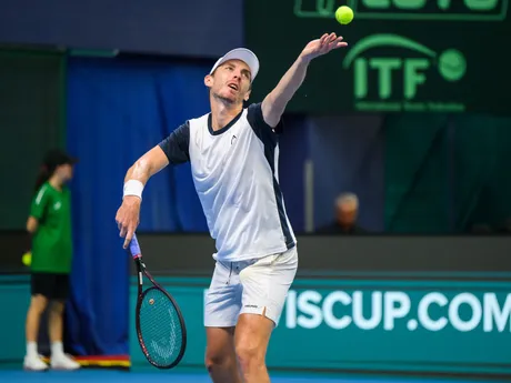 Na snímke slovenský daviscupový reprezentant Lukáš Klein opodáva proti Adriáovi Sorianovi Barrerovi z Kolumbie počas druhej dvojhry v rámci duelu 1. svetovej skupiny Davisovho pohára Slovensko - Kolumbia.