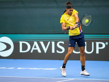 Na snímke kolumbijský daviscupový reprezentant Adriá Soriano Barrera odvracia úder domáceho hráča Lukáša Kleina počas druhej dvojhry v rámci duelu 1. svetovej skupiny Davisovho pohára Slovensko - Kolumbia.