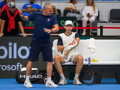 Na snímke zľava kapitán tímu Slovenska Tibor Tóth a slovenský daviscupový reprezentant Lukáš Klein počas druhej dvojhry proti Adriáovi Sorianovi Barrerovi z Kolumbie v rámci duelu 1. svetovej skupiny Davisovho pohára Slovensko - Kolumbia.
