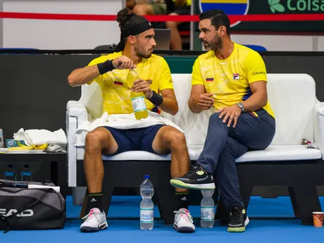 Na snímke sprava kapitán tímu Kolumbie Alejandro Falla a kolumbijský daviscupový reprezentant Adriá Soriano Barrera počas druhej dvojhry proti domácemu slovenskému hráčovi Lukášovi Kleinovi v rámci duelu 1. svetovej skupiny Davisovho pohára Slovensko - Kolumbia.
