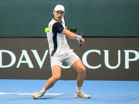 Na snímke slovenský daviscupový reprezentant Lukáš Klein odvracia úder Adriáovi Sorianovi Barrerovi z Kolumbie počas druhej dvojhry v rámci duelu 1. svetovej skupiny Davisovho pohára Slovensko - Kolumbia.