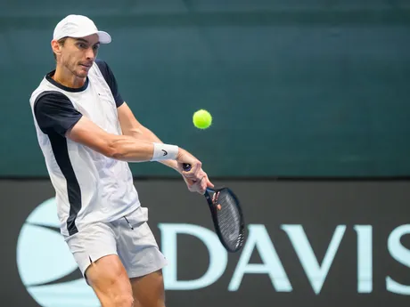 Na snímke slovenský daviscupový reprezentant Lukáš Klein odvracia úder Adriáovi Sorianovi Barrerovi z Kolumbie počas druhej dvojhry v rámci duelu 1. svetovej skupiny Davisovho pohára Slovensko - Kolumbia.