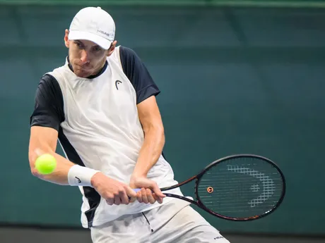 Na snímke slovenský daviscupový reprezentant Lukáš Klein odvracia úder Adriáovi Sorianovi Barrerovi z Kolumbie počas druhej dvojhry v rámci duelu 1. svetovej skupiny Davisovho pohára Slovensko - Kolumbia.