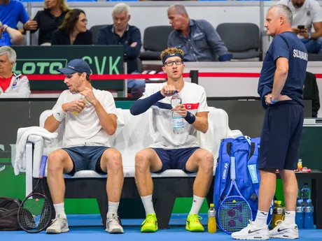 Zľava slovenskí daviscupoví reprezentanti Lukáš Klein a Miloš Karol a kapitán tímu Slovenska Tibor Tóth proti Nicolásovi Barrientosovi a Cristianovi Rodríguezovi z Kolumbie