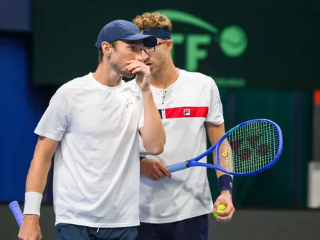 Zľava slovenskí daviscupoví reprezentanti Lukáš Klein a Miloš Karol v zápase proti Nicolásovi Barrientosovi a Cristianovi Rodríguezovi z Kolumbie