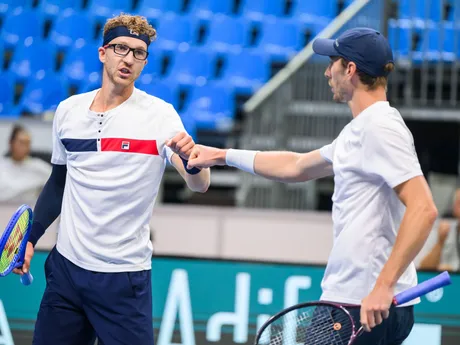 Sprava slovenskí daviscupoví reprezentanti Lukáš Klein a Miloš Karol v zápase proti Nicolásovi Barrientosovi a Cristianovi Rodríguezovi z Kolumbie počas štvorhry v rámci stretnutia I. svetovej skupiny Davisovho pohára Slovensko - Kolumbia