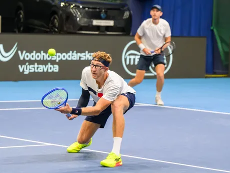 Sprava slovenskí daviscupoví reprezentanti Lukáš Klein a Miloš Karol v zápase proti Nicolásovi Barrientosovi a Cristianovi Rodríguezovi z Kolumbie počas štvorhry v rámci stretnutia I. svetovej skupiny Davisovho pohára Slovensko - Kolumbia