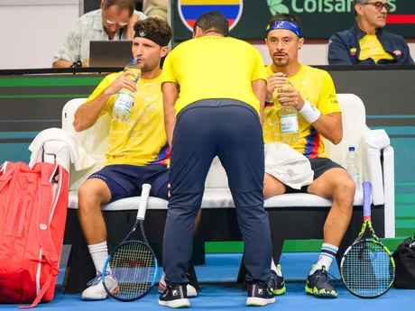 Sprava kolumbijskí daviscupoví reprezentanti Cristian Rodríguez a Nicolás Barrientos v zápase proti Slovákom Lukášovi Kleinovi a Milošovi Karolovi počas štvorhry v rámci stretnutia I. svetovej skupiny Davisovho pohára Slovensko - Kolumbia