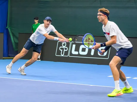 Zľava slovenskí daviscupoví reprezentanti Lukáš Klein a Miloš Karol v zápase proti Nicolásovi Barrientosovi a Cristianovi Rodríguezovi z Kolumbie počas štvorhry v rámci stretnutia I. svetovej skupiny Davisovho pohára Slovensko - Kolumbia