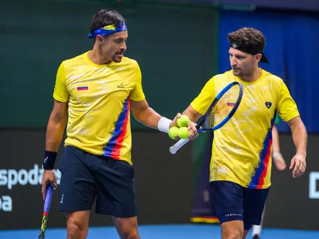 Zľava kolumbijskí daviscupoví reprezentanti Cristian Rodríguez a Nicolás Barrientos v zápase proti Slovákom Lukášovi Kleinovi a Milošovi Karolovi počas štvorhry v rámci stretnutia I. svetovej skupiny Davisovho pohára Slovensko - Kolumbia
