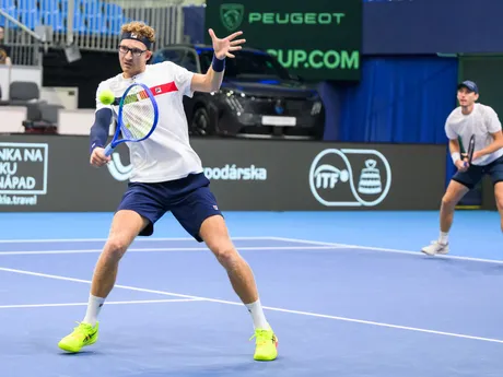 Sprava slovenskí daviscupoví reprezentanti Lukáš Klein a Miloš Karol v zápase proti Nicolásovi Barrientosovi a Cristianovi Rodríguezovi z Kolumbie počas štvorhry v rámci stretnutia I. svetovej skupiny Davisovho pohára Slovensko - Kolumbia