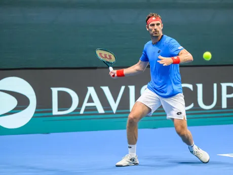 Slovenský daviscupový reprezentant Norbert Gombos v zápase proti Nicolásovi Mejiáovi z Kolumbie počas dvojhry v rámci stretnutia I. svetovej skupiny Davisovho pohára Slovensko - Kolumbia