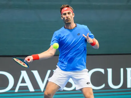 Na snímke slovenský daviscupový reprezentant Norbert Gombos v zápase proti Nicolásovi Mejiáovi z Kolumbie počas dvojhry v rámci stretnutia I. svetovej skupiny Davisovho pohára Slovensko - Kolumbia 