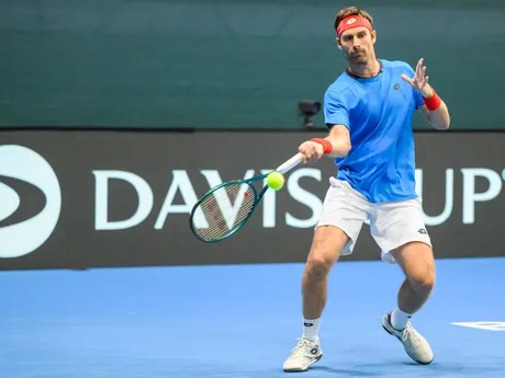 Na snímke slovenský daviscupový reprezentant Norbert Gombos v zápase proti Nicolásovi Mejiáovi z Kolumbie počas dvojhry v rámci stretnutia I. svetovej skupiny Davisovho pohára Slovensko - Kolumbia 