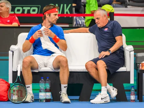 Zľava slovenský daviscupový reprezentant Norbert Gombos a kapitán tímu Slovenska Tibor Tóth v zápase proti Nicolásovi Mejiáovi z Kolumbie počas dvojhry v rámci stretnutia I. svetovej skupiny Davisovho pohára Slovensko - Kolumbia