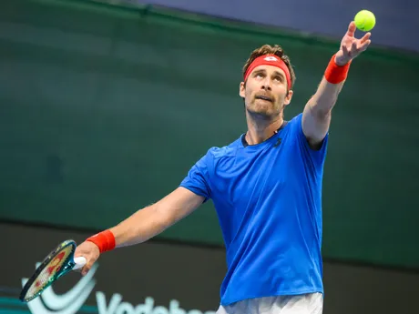 Slovenský daviscupový reprezentant Norbert Gombos v zápase proti Nicolásovi Mejiáovi z Kolumbie počas dvojhry v rámci stretnutia I. svetovej skupiny Davisovho pohára Slovensko - Kolumbia