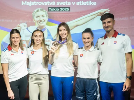 Na snímke slovenskí reprezentanti v atletike zľava Daniela Ledecká (beh 400 metrov cez prekážky), Gabriela Gajanová (beh 800 metrov), Emma Zapletalová s bronzovou medailou (beh 400 metrov cez prekážky), Hana Burzalová (chôdza 20 km a 35 km) a Dominik Černý (chôdza 20 km a 35 km) pózujú počas tlačovej konferencie po návrate z tokijského svetového šampionátu v atletike.