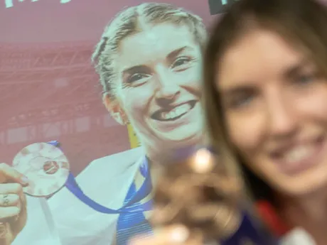 Na snímke slovenská reprezentantka v atletike Emma Zapletalová pózuje s bronzovou medailou, ktorú získala v behu na 400 metrov cez prekážky po návrate z tokijského svetového šampionátu v atletike.