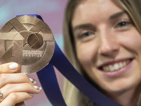 Na snímke slovenská reprezentantka v atletike Emma Zapletalová pózuje s bronzovou medailou, ktorú získala v behu na 400 metrov cez prekážky po návrate z tokijského svetového šampionátu v atletike.
