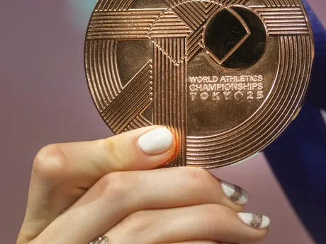 Na snímke slovenská reprezentantka v atletike Emma Zapletalová pózuje s bronzovou medailou, ktorú získala v behu na 400 metrov cez prekážky po návrate z tokijského svetového šampionátu v atletike.