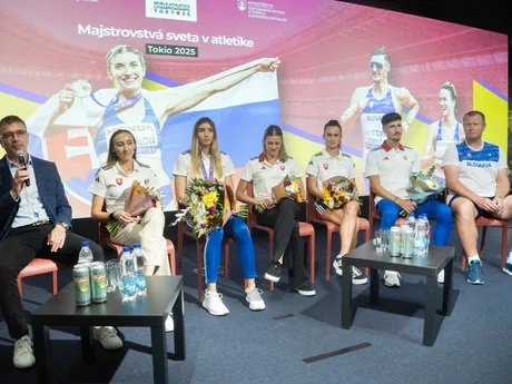 Na snímke zľava prezident Slovenského atletického zväzu (SAZ) Peter Korčok, slovenskí reprezentanti v atletike Gabriela Gajanová (beh 800 metrov), Emma Zapletalová s bronzovou medailou (beh 400 metrov cez prekážky), Daniela Ledecká (beh 400 metrov cez prekážky), Hana Burzalová (chôdza 20 km a 35 km), Dominik Černý (chôdza 20 km a 35 km) a šéftréner Libor Charfreitag sedia počas tlačovej konferencie po návrate z tokijského svetového šampionátu v atletike.