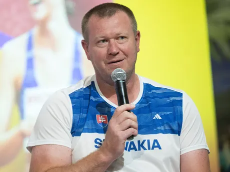 Na snímke šéftréner Libor Charfreitag počas tlačovej konferencie po návrate slovenských atlétov z tokijského svetového šampionátu v atletike.