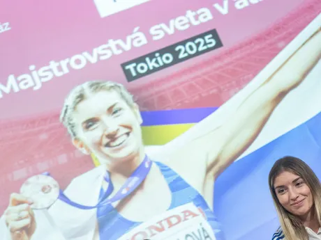 Na snímke slovenská reprezentantka v atletike Emma Zapletalová pózuje s bronzovou medailou, ktorú získala v behu na 400 metrov cez prekážky po návrate z tokijského svetového šampionátu v atletike.