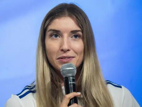 Na snímke slovenská reprezentantka v atletike Emma Zapletalová, ktorá získala bronzovú medailu v behu na 400 metrov cez prekážky, reaguje na tlačovej konferencii po návrate z tokijského svetového šampionátu v atletike.