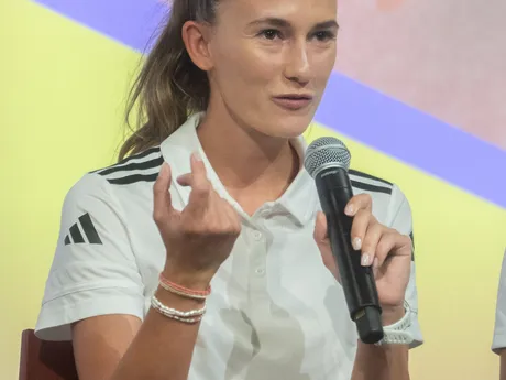 Na snímke slovenská chodkyňa Hana Burzalová (chôdza 20 km a 35k m) gestikuluje počas tlačovej konferencie po návrate z tokijského svetového šampionátu v atletike.
