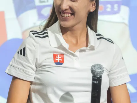 Na snímke slovenská atlétka Gabriela Gajanová (beh na 800 metrov) sa usmieva počas tlačovej konferencie po návrate z tokijského svetového šampionátu v atletike.